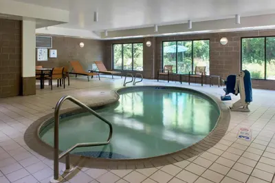 a large swimming pool in a hotel lobby at Courtyard Binghamton in Vestal