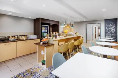 a restaurant with tables and chairs and a cafeteria at TownePlace Suites Philadelphia Horsham in Horsham