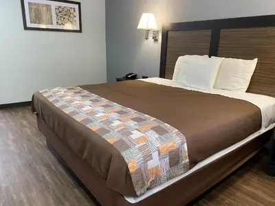 a bedroom with a large bed in a hotel room at Hillside Motel Glen Mills in Glen Mills