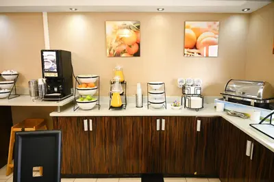 a counter in a hotel room with a kitchen at Comfort Inn Edgewater on Hudson River in Edgewater