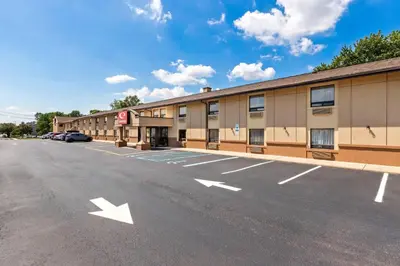 an empty parking lot in front of a hotel at Econo Lodge Woodbridge in Iselin