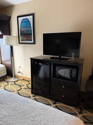 a hotel room with a flat screen television on a dresser at Hampton Inn Harrisburg/Grantville/Hershey in Grantville