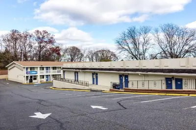 an empty parking lot in front of a building at Motel 6 New Brunswick in New Brunswick