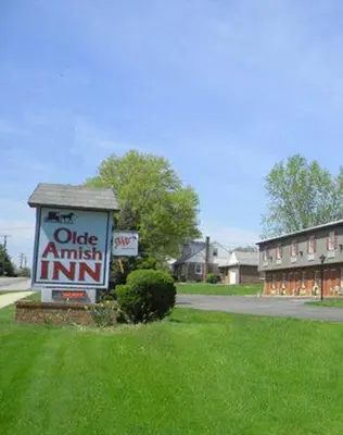 a sign for an old artist inn on the side of a road at Olde Amish Inn in Ronks