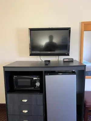 a microwave and a tv on top of a table at Olde Amish Inn in Ronks