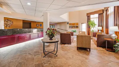 a lobby of a hotel with a waiting room at Best Western Philadelphia South - West Deptford Inn in Thorofare