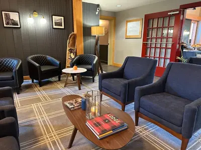 a waiting room with chairs and a table at Minnewaska Lodge in Gardiner