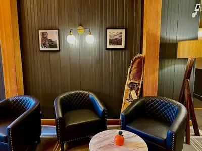 a waiting room with two chairs and a table at Minnewaska Lodge in Gardiner