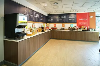 a fast food restaurant with a counter and a counter at Hampton Inn Clarks Summit in Clarks Summit