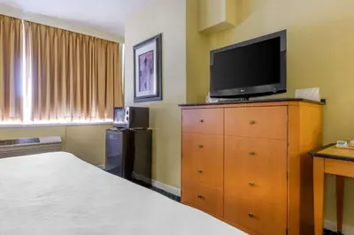 a bedroom with a bed and a television on a dresser at Inn at Lebanon - Hershey & Manheim area in Lebanon