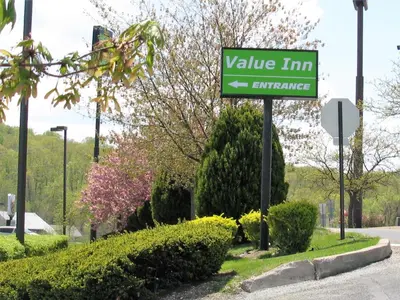 a street sign for valley inn entrance on a street at Value Inn Harrisburg-York in Valley Green