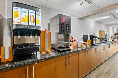 a kitchen with a counter with aasteryasteryasteryasteryasteryasteryasteryasteryastery at The Penn Stroud, Stroudsburg - Poconos, an Ascend Collection Hotel in Stroudsburg
