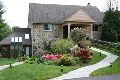 a house with a garden in front of it at Alpenhof Bed & Breakfast in Media