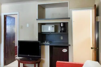a living room with a television and a microwave at OYO Hotel Wilkes-Barre East in Wilkes-Barre
