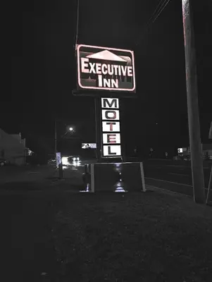a sign for an expensive inn at night at Executive Inn Coopersburg in Coopersburg
