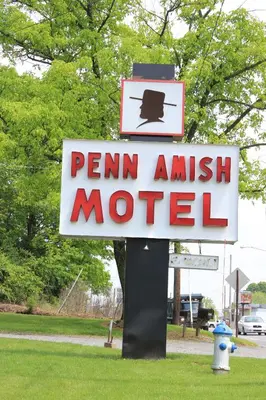 a sign for a pen amish motel on the grass at Penn Amish Motel in Denver