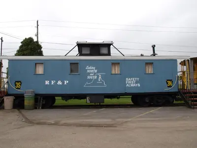 a blue train car sitting on the tracks at Red Caboose Motel & Restaurant in Ronks