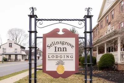 a sign for a inn lodging on a street at Selinsgrove Inn in Selinsgrove