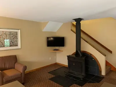 a living room with a fireplace and a tv at Pocono Villas Resort in East Stroudsburg
