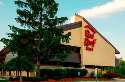 a red rock inn sign on the side of a building at Red Roof Inn Edison in Edison
