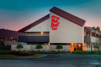 a red rock inn sign on the side of a building at Red Roof Inn Edison in Edison