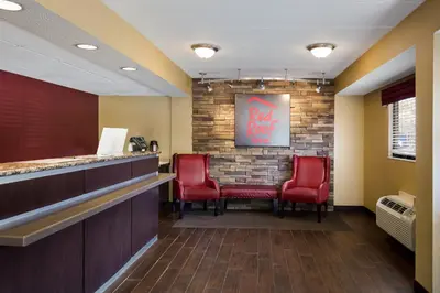 a bar in a waiting room with red chairs at Red Roof Inn Wilkes-Barre Arena in Wilkes-Barre
