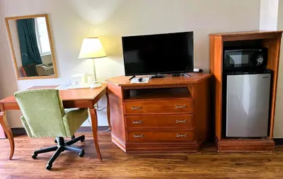 a room with a desk with a television and a desk sidx sidx sidx at Econo Lodge Drums in Drums