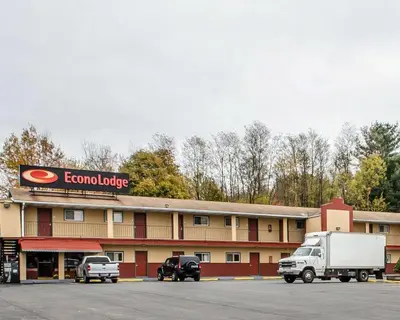 a group of vehicles parked in front of a hotel at Econo Lodge Frackville in Frackville