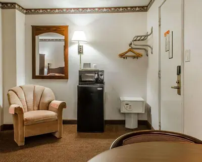 a waiting room with a chair and a microwave at Econo Lodge Frackville in Frackville