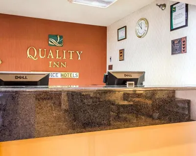 a waiting area of a quality inn with a cash counter at Quality Inn Harrisburg - Hershey Area in Harrisburg