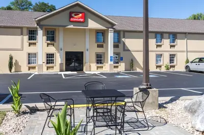 a table and chairs in front of a hotel at Econo Lodge Harrisburg - Southwest of Hershey Area in Harrisburg