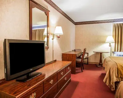 a hotel room with a flat screen tv on a dresser at Quality Inn Midway in Bethel