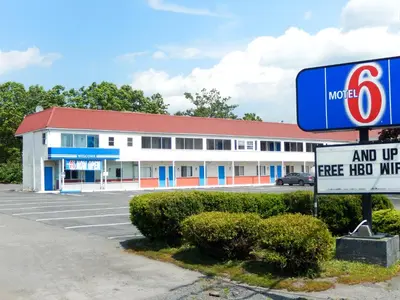 a no parking sign in front of a motel at Motel 6-Frackville, PA in Frackville