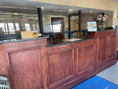 a large wooden bar in a restaurant at Comfort Inn Dunmore - Scranton East in Dunmore