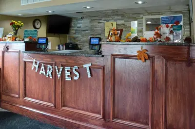 a restaurant with a bar with the word harfast on it at Comfort Inn Dunmore - Scranton East in Dunmore