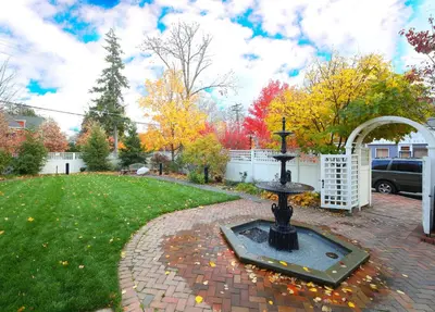 a fountain in the middle of a yard at Hotel Fauchere in Milford