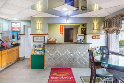 a fast food restaurant with a table and a counter at Econo Lodge Clarks Summit - Scranton in Clarks Summit