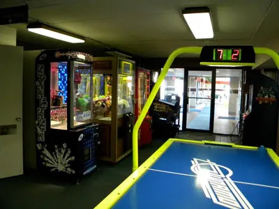 a game room with a court and a video game at Bird-in-Hand Family Inn in Bird in Hand