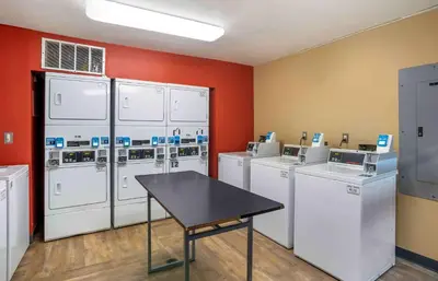 a laundry room with a bunch of washers and dryers at Extended Stay America Suites - Newark - Christiana - Wilmington in Rutherford