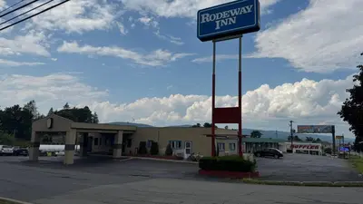 a sign for a hotelasy inn in a parking lot at Rodeway Inn Dunmore in Dunmore
