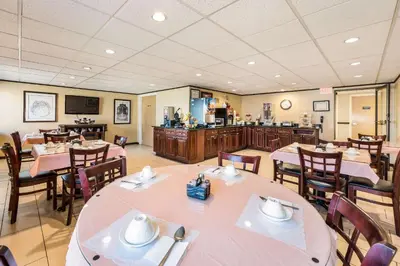 a dining room with tables and chairs and a restaurant at Econo Lodge Quakertown in Quakertown