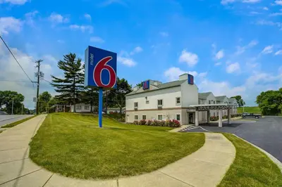 a sign in front of a hotel at Motel 6-Gordonville, PA - Lancaster PA in Gordonville