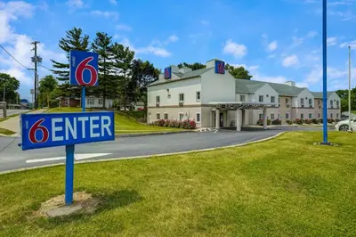 a sign in the grass in front of a building at Motel 6-Gordonville, PA - Lancaster PA in Gordonville