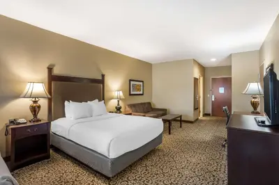 a hotel room with a bed and a television at Best Western Plus Intercourse Village Inn in Intercourse