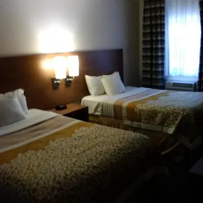 a hotel room with two beds and two lamps at Mainstreet Inn in Doylestown