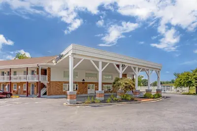 a front view of a hotel with a parking lot at Quality Inn Smoketown - Lancaster Area in Smoketown