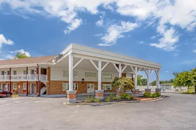 a front view of a hotel with a parking lot at Quality Inn Smoketown - Lancaster Area in Smoketown