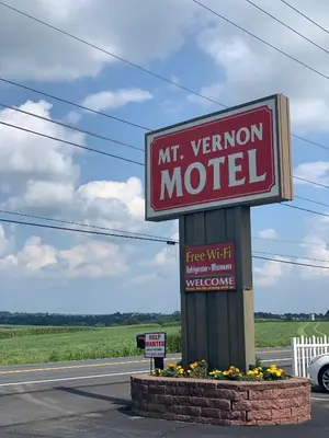 a sign for a motel on the side of the road at Mt. Vernon Motel in Manheim