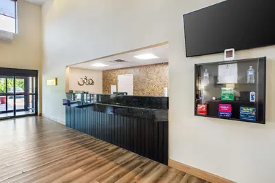 a bar in the lobby of a restaurant at Best Western Harrisburg I-81 Grantville Hershey in Grantville