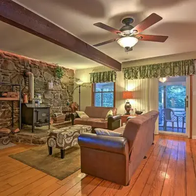 1 Mi to Lake Wallenpaupack Pocono Mountain Home!